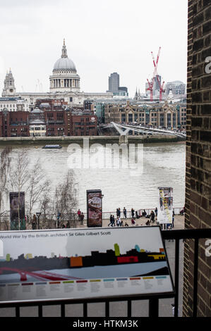 Vista della cattedrale di St Paul e la città di Londra e London Millenium Bridge dalla Tate Gallery balcone su un nuvoloso giorno nel mese di marzo Foto Stock