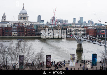 Vista della cattedrale di St Paul e la città di Londra e London Millenium Bridge dalla Tate Gallery balcone su un nuvoloso giorno nel mese di marzo Foto Stock