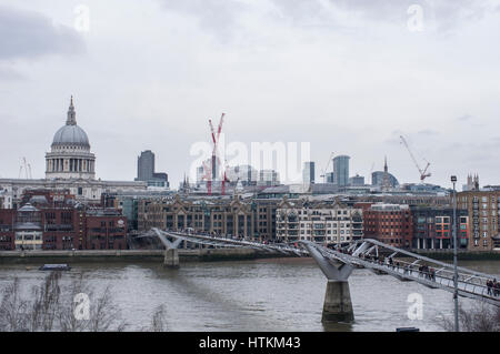 Vista della cattedrale di St Paul e la città di Londra e London Millenium Bridge dalla Tate Gallery balcone su un nuvoloso giorno nel mese di marzo Foto Stock