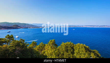 Cannes e La Napoule panoramica mare vista sulla baia, yacht e barche da Theoule sur Mer. Costa Azzurra Costa Azzurra o Cote d Azur, Provenza, Francia Foto Stock