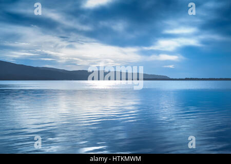 Tramonto paesaggio blu. Laguna di Orbetello con la riflessione, Argentario, Toscana, Italia. Foto Stock