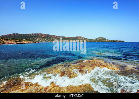Agay bay di Esterel mediterraneo rocce rosso costa, la spiaggia e il mare. Costa Azzurra in Cote d Azur vicino a Cannes, Provenza, in Francia, in Europa. Foto Stock