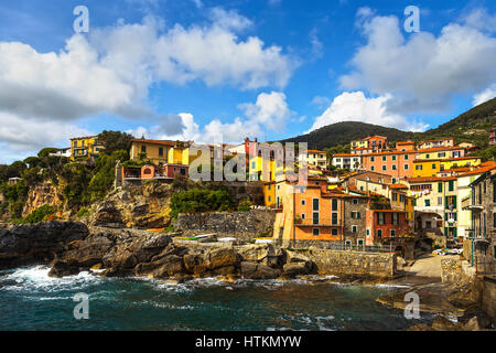 Tellaro rocce e vecchio villaggio sul mare. Cinque Terre, Cinque Terre Liguria Italia Europa. Foto Stock