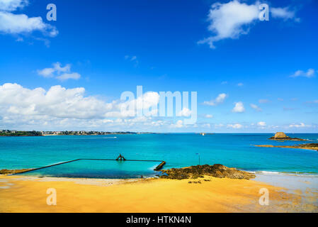 Saint Malo spiaggia vista dalla parete bastioni e fort sullo sfondo. Vista di Dinard. Brittany, Francia, Europa Foto Stock