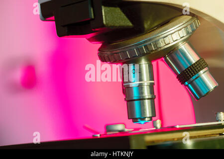 Laboratorio di analisi mediche microscopio. La ricerca scientifica sullo sfondo, Magenta Foto Stock