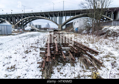 Area industriale con il vecchio ponte metallico e nella parte anteriore è utilizzato vecchie traversine ferroviarie e tracce Foto Stock
