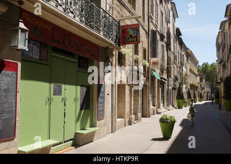 Summery street scene in Pézenas, nel sud della Francia Foto Stock
