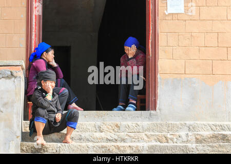 YuanYang, Cina - 21 Febbraio 2017: Hani appoggio delle donne di fronte ad una casa locale Foto Stock