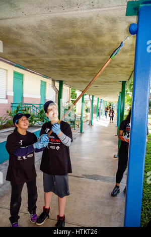 Miami Florida,Allapattah,Comstock Elementary School,Martin Luther King Jr. Day of Service,MLK,progetto di beautification,donne ispaniche asiatiche Foto Stock