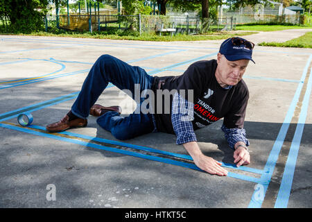 Florida South,Miami,Allapattah,Comstock Elementary School,Martin Luther King Jr. Day of Service,MLK,progetto di beautification,adulti uomo uomini maschi,v Foto Stock