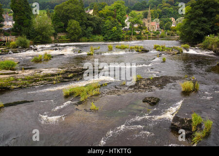 Fiume Dee o Afon Dyfrdwy in Llangollen un gateway popolari turistico e scenic destinazione in North East Wales Foto Stock