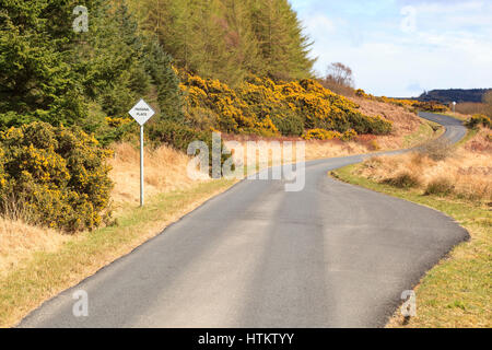 Passando luogo segno e tasca sul singolo rurale via scottish Highland road modello di rilascio: No. Proprietà di rilascio: No. Foto Stock