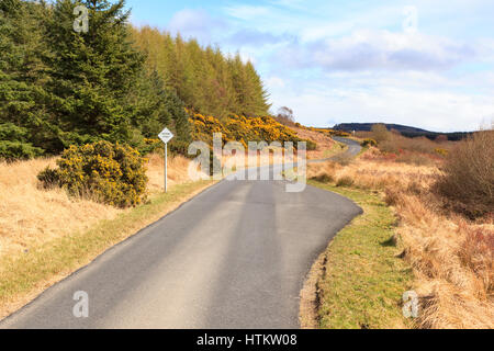 Passando luogo segno e tasca sul singolo rurale via scottish Highland road modello di rilascio: No. Proprietà di rilascio: No. Foto Stock