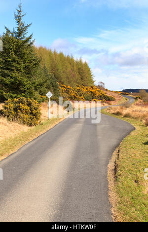 Passando luogo segno e tasca sul singolo rurale via scottish Highland road modello di rilascio: No. Proprietà di rilascio: No. Foto Stock