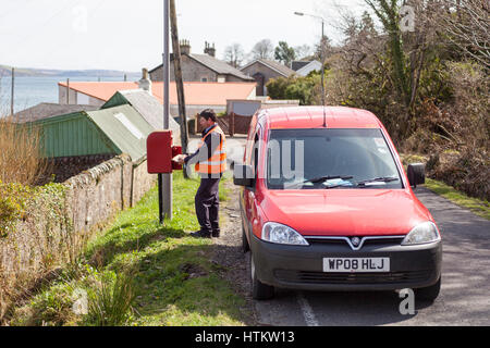 Portalettere raccogliere la posta da una cassetta postale in rurale villaggio scozzese di Tighnabruaich, Argyll & Bute, Scotland, Regno Unito modello di rilascio: No. Proprietà di rilascio: No. Foto Stock