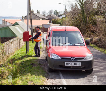 Portalettere raccogliere la posta da una cassetta postale in rurale villaggio scozzese di Tighnabruaich, Argyll & Bute, Scotland, Regno Unito modello di rilascio: No. Proprietà di rilascio: No. Foto Stock