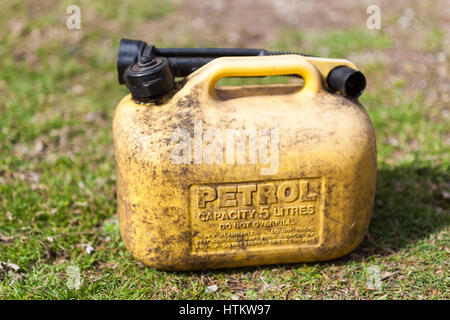 Close up Dirty old giallo benzina può sull'erba modello di rilascio: No. Proprietà di rilascio: No. Foto Stock