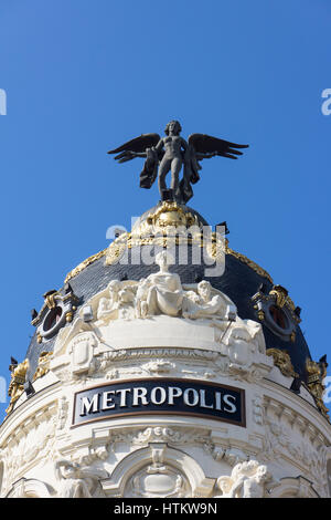 Il Metropolis edificio o edificio Metrópolis, all' angolo di Calle de Alcalá e la Gran Vía di Madrid con un tetto sicuro con una statua di victoria. Foto Stock