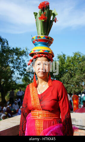 PHAN RANG, VIET NAM. Donna vietnamita in abito tradizionale di minoranza etnica Cham, kate festival tenere ogni anno, Ninh Thuan, Vietnam, ottobre Foto Stock