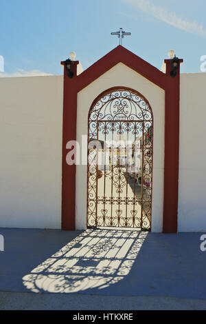 Ferro battuto cancello in un piccolo cimitero in Trigueros, Huelva, Andalusia, Spagna Foto Stock