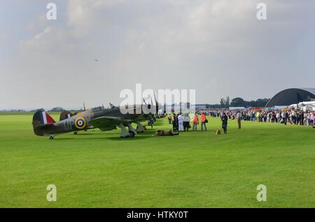 DUXFORD Cambridgeshire Regno Unito 20 agosto 2015: Line up della storica Guerra Mondiale 2 spitfires con folla Foto Stock