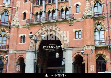 ST PANCRAS LONDON 26 Aprile 2015: Anteriore di St Pancras Hotel Londra Foto Stock