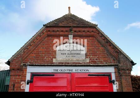 Nuovo Alresford, Regno Unito - Jan 28 2017 : il vecchio in disuso la stazione dei vigili del fuoco a New Alresford, Hampshire REGNO UNITO. Un vecchio stile vittoriano in mattoni rossi e piastrella sede, Foto Stock