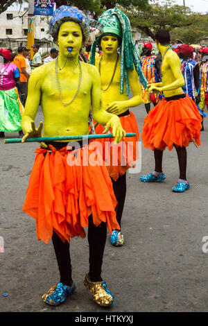 Giovane uomo nel corpo vernice come un guerriero tribale in La Vega sfilata di carnevale.Il primo documentato festa di carnevale in quello che ora è il Domenicano Repu Foto Stock