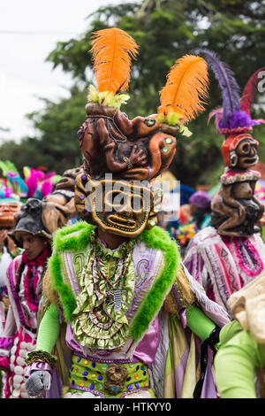 Gli uomini in elaborato costume Ape portante un vejiga marzo al La Vega  sfilata di carnevale.