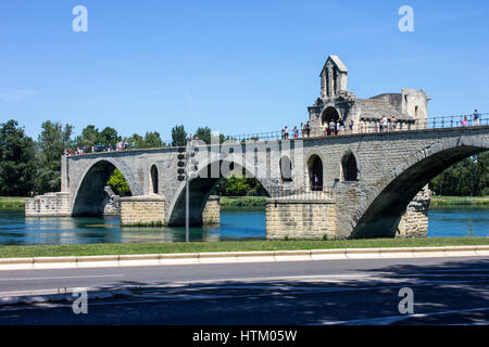 Il Pont Saint-Benezet, noto anche come il Pont d'Avignon, un famoso ponte medievale della città di Avignone, nel sud della Francia. Foto Stock