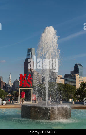 AMOR scultura di Robert Indiana, sui passi del Philadelphia Museum of Art, che domina la città di Philadelphia, Pennsylvania, STATI UNITI D'AMERICA Foto Stock