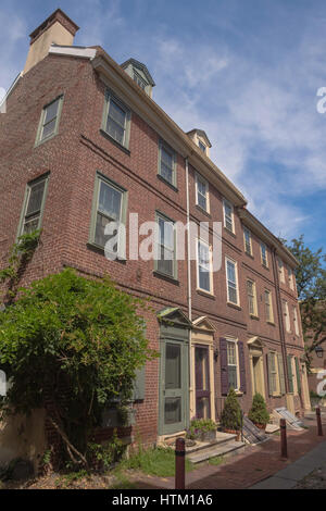 Elfreth's Alley, la nazione più antica strada residenziale, risalente al 1702, pietra miliare storica nazionale, Philadelphia, Pennsylvania, STATI UNITI D'AMERICA Foto Stock