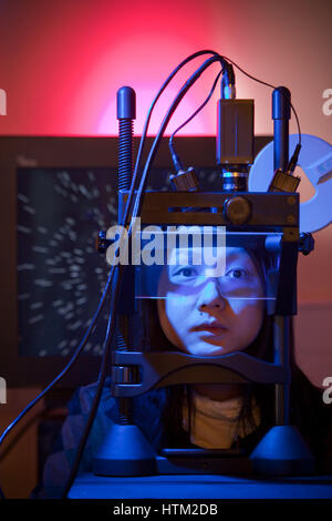 Esperimenti medici e di ricerca presso università di Cardiff Scuola di psicologia, Cardiff Wales, Regno Unito Foto Stock