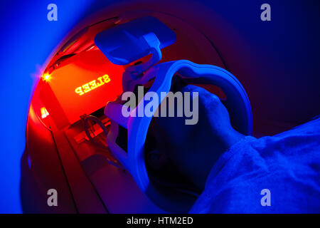 Paziente sottoposto a scansione MRI a Cardiff Scuola universitaria di psicologia, Cardiff Wales, Regno Unito Foto Stock