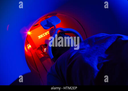 Paziente sottoposto a scansione MRI a Cardiff Scuola universitaria di psicologia, Cardiff Wales, Regno Unito Foto Stock