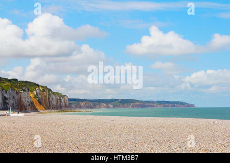 Scogliere lungo la costa e la spiaggia di ciottoli di Dieppe Foto Stock