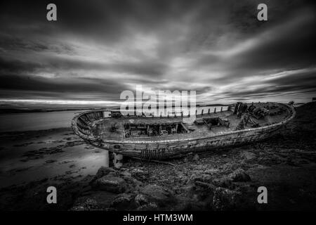 Una vecchia barca abbandonata sull isola di Flatey in Islanda. Foto Stock