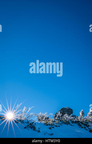 Grandi formazioni di pietra tra il paesaggio invernale di un monti Karkonosze come si vede dal Szrenica mountain, Polonia Foto Stock