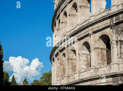 Colosseo monumentale anello esterno archi in Roma Foto Stock