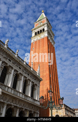 San Marco campanile nel centro di Venezia con belle nuvole, visto da sotto Foto Stock