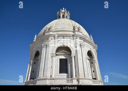 Pantheon Nazionale del Portogallo bella bianca cupola di marmo a Lisbona contro il cielo blu (Chiesa di Santa Engracia) Foto Stock