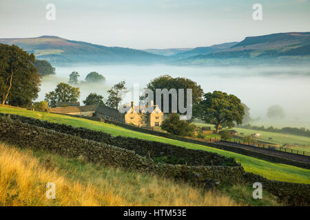 Sala Offerton sopra la nebbia nella valle del Derwent sotto, picchi Derbyshire District, England, Regno Unito Foto Stock