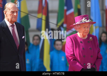 La regina Elisabetta II e il Duca di Edimburgo al momento del lancio a Buckingham Palace di Londra del Queen's Baton relè per il XXI Giochi del Commonwealth che si terrà sulla Costa d'oro nel 2018. Foto Stock