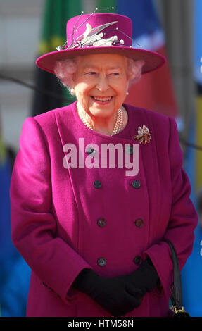 La regina Elisabetta II in occasione del lancio a Buckingham Palace di Londra del Queen's Baton relè per il XXI Giochi del Commonwealth che si terrà sulla Costa d'oro nel 2018. Foto Stock