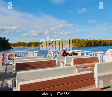 I passeggeri seduti sulla terrazza esterna del traghetto barca a vela in arcipelago di Stoccolma, Svezia e Scandinavia Foto Stock