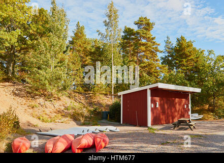 I kayak e tavole da surf, Finhamn, arcipelago di Stoccolma, Svezia e Scandinavia Foto Stock