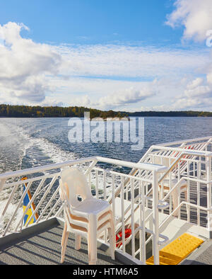 Pila di sedie sul ponte del traghetto a l'arcipelago di Stoccolma, Svezia e Scandinavia Foto Stock