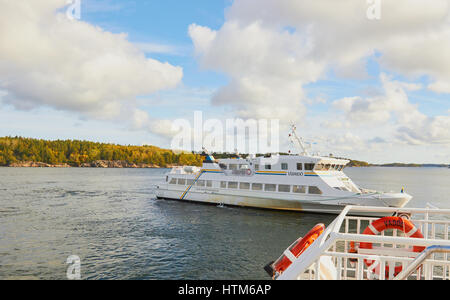 Waxholmsbolaget traghetti che viaggiano attraverso l'arcipelago di Stoccolma, Svezia e Scandinavia Foto Stock