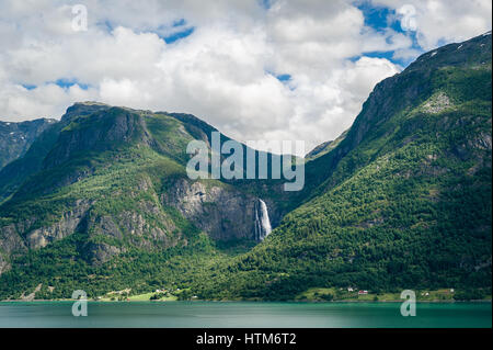 Enorme cascata nel fiordo rive, Norvegia. Foto Stock