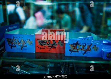 Un negozio a Hong Kong la vendita Rizla rolling papers, Cina. Foto Stock